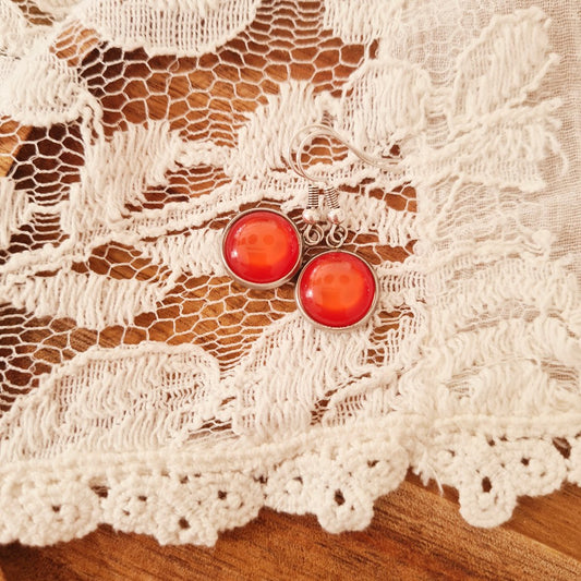 Korte hangertjes met rood steentje